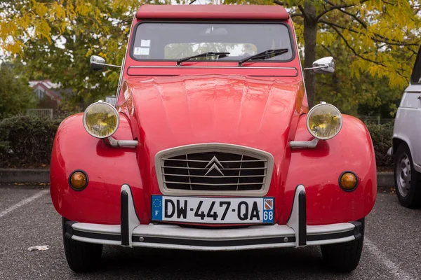 Mulhouse França Outubro 2020 Vista Frontal 2Cv6 Vermelho Estacionado Rua — Fotografia de Stock