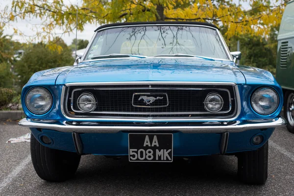 Mulhouse França Outubro 2020 Vista Frontal Ford Mustang Azul Estacionado — Fotografia de Stock