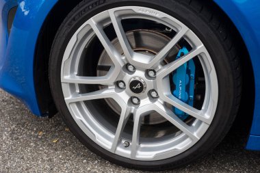 Mulhouse - Fransa - 11 Ekim 2020 - mavi alüminyum alp tekerinin mavi freni caddeye park edilmiş.