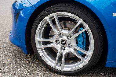 Mulhouse - Fransa - 11 Ekim 2020 - mavi alüminyum alp tekerinin mavi freni caddeye park edilmiş.