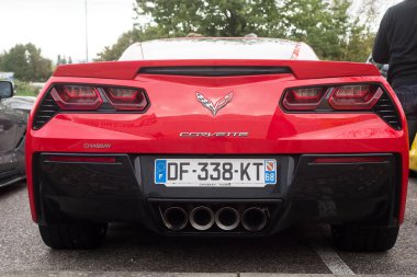 Mulhouse - Fransa - 11 Ekim 2020 - Caddedeki kırmızı Chevrolet Corvette 'in arka manzarası