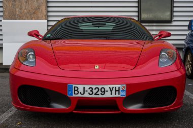 Mulhouse - Fransa - 11 Ekim 2020 - Caddeye park edilmiş kırmızı ferrari F430 'un ön görüntüsü