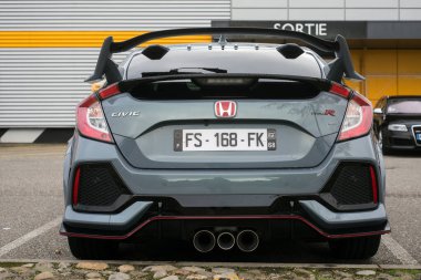 Mulhouse - Fransa - 11 Ekim 2020 - Caddeye park etmiş gri Honda sivil tip R 'nin arka görüntüsü