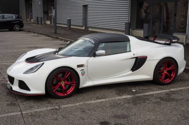 Mulhouse - Fransa - 11 Ekim 2020 - Sokağa park edilmiş beyaz Lotus Exige profili