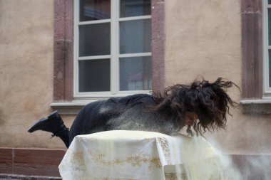 Mulhouse - Fransa - 18 Ekim 2020 - Morgan Audoin olarak Nenna 'nın portresi sokak festivalinde msemens yapıyor