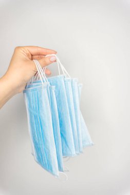 Beyaz arkaplan ile tıbbi maskeler virüs koruması.