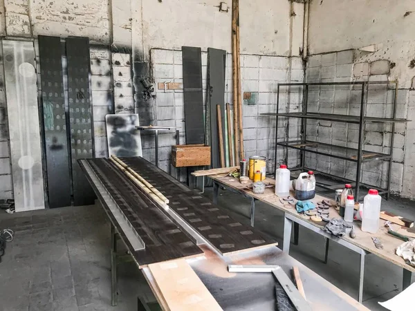 Oude werkplaats timmerwerk voor het werken met hout, multiplex en schilderen. — Stockfoto