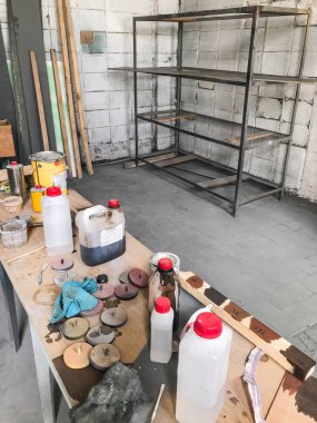 Eski üretim atölyesi marangozluk marangozluk ve vernik, yağlı, leke.