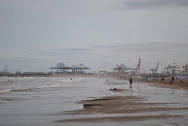 Kasırgadan sonra sahilde tek başına yürüyen bir kadın..