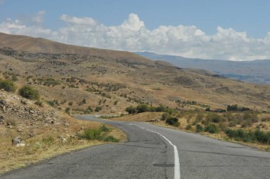 Dağlarda yol. Kırım. Güneşli bir gün.
