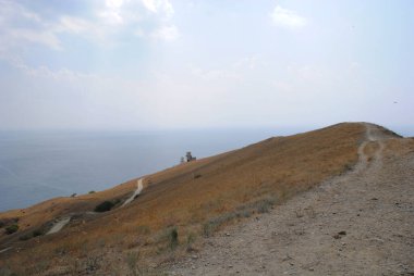 Dağlarda yol. Kırım. Güneşli bir gün.