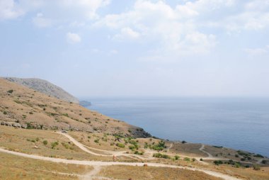 Dağdan denize açıl. Suç. Güneşli bir gün..