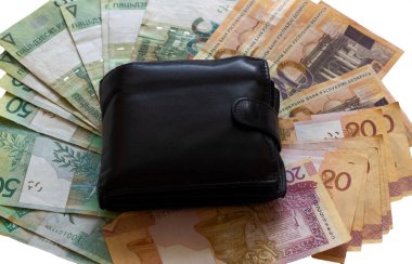 Belarus Rublesi 'nin arka planında cüzdan ve Belarus rublesi desenli banknotlar var.