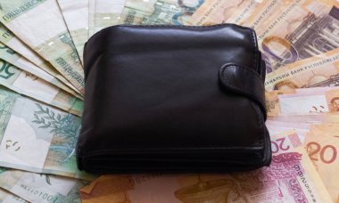 Belarus Rublesi 'nin arka planında cüzdan ve Belarus rublesi desenli banknotlar var.
