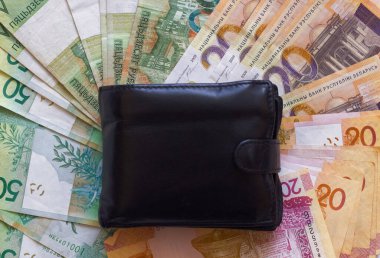 Belarus Rublesi 'nin arka planında cüzdan ve Belarus rublesi desenli banknotlar var.