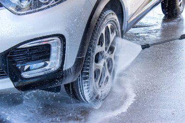 Grodno, Belarus - 06.01.2020: Yazın ilk günü gümüş renault Kaptur araba yıkamak. Koronavirüsün izolasyonundan çıkan sonuç.