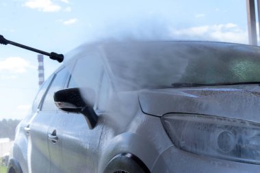 Grodno, Belarus - 06.01.2020: Yazın ilk günü gümüş renault Kaptur araba yıkamak. Koronavirüsün izolasyonundan çıkan sonuç.