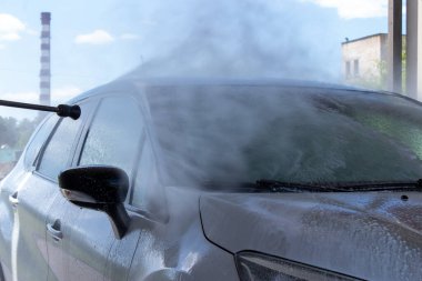 Grodno, Belarus - 06.01.2020: Yazın ilk günü gümüş renault Kaptur araba yıkamak. Koronavirüsün izolasyonundan çıkan sonuç.