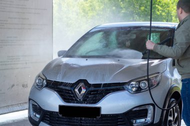 Grodno, Belarus - 06.01.2020: Yazın ilk günü gümüş renault Kaptur araba yıkamak. Koronavirüsün izolasyonundan çıkan sonuç.