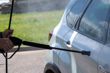 Grodno, Belarus - 06.01.2020: Yazın ilk günü gümüş renault Kaptur araba yıkamak. Koronavirüsün izolasyonundan çıkan sonuç.