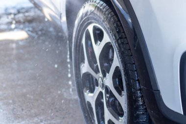 Grodno, Belarus - 06.01.2020: Yazın ilk günü gümüş renault Kaptur araba yıkamak. Koronavirüsün izolasyonundan çıkan sonuç.