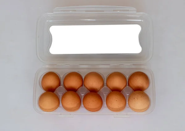 Сельские Коричневые Яйца Пластиковом Пакете Яйцо Упаковки Белом Фоне Упаковка — стоковое фото