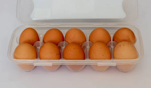 Сельские Коричневые Яйца Пластиковом Пакете Яйцо Упаковки Белом Фоне Упаковка — стоковое фото