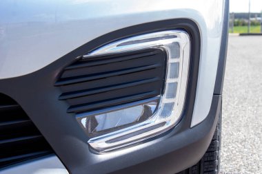 Arabanın gündüz lambaları yanıyor. Işıklar yanıyor. Öndeki ışıklar