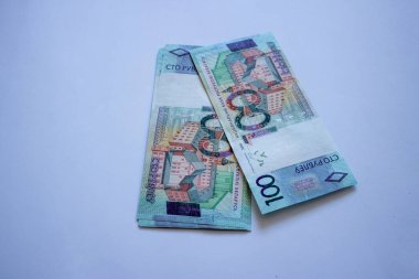 100 Belarus rublesi. Beyaz Rusya Cumhuriyeti 'nin yüz ruble faturası. Ulusal para birimi. Beyaz arka planda Belarus rublesi
