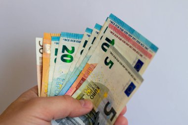 Beyaz arka planda bir tomar para var. Beyaz arka planda Avro faturaları