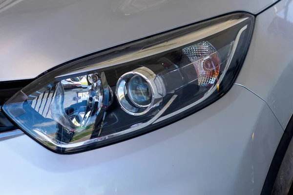 Arabanın ön lambası. Modern halojen ışıklandırma. Gümüş bir arabanın ön ışıklandırması
