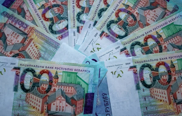 100 Belarus rublesi. Beyaz Rusya Cumhuriyeti 'nin yüz ruble faturası. Ulusal para birimi. Belarus rublesinin arka planı