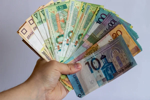 白种人背景下的白俄罗斯货币支出 手拿着白色背景的钱白俄罗斯货币 — 图库照片