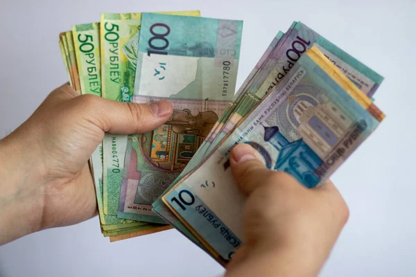 白い背景にベラルーシのお金の費用 白い背景にお金を手に ベラルーシ通貨 — ストック写真