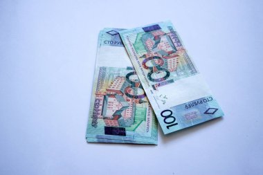 100 Belarus rublesi. Beyaz Rusya Cumhuriyeti 'nin yüz ruble faturası. Ulusal para birimi. Belarus rublesinin arka planı