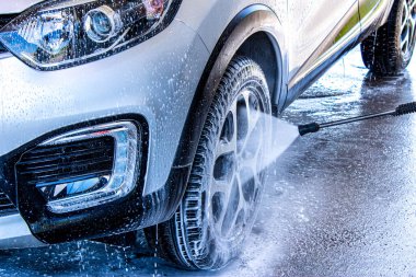 Grodno, Belarus - 06.01.2020: Yazın ilk gününde gümüş rengi bir Renault Kaptur araba yıkamak