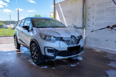 Grodno, Belarus - 06.01.2020: Yazın ilk gününde gümüş rengi bir Renault Kaptur araba yıkamak