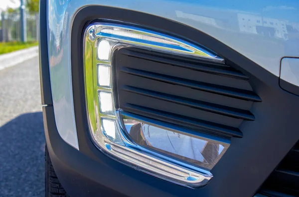 Arabanın gündüz lambaları yanıyor. Işıklar yanıyor. Öndeki ışıklar