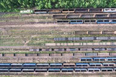 Kargo treni terminali, demiryolu merkezi hava aracı fotoğrafı.