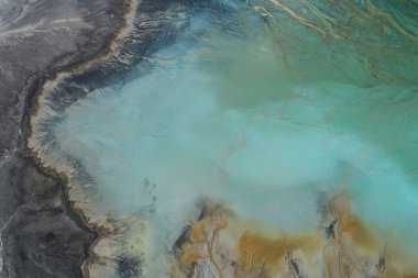 Endüstriyel kömür madeni, enerji santralinin sansür tankı, nehir deltası gibi turkuaz su.