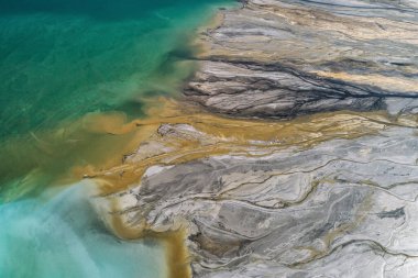 Endüstriyel kömür madeni, enerji santralinin sansür tankı, nehir deltası gibi turkuaz su.