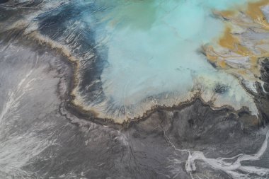 Endüstriyel kömür madeni, enerji santralinin sansür tankı, nehir deltası gibi turkuaz su.