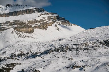 Val Rendena dolomitleri İtalya 'da Madonna di Campiglio ve ursus kar parkının insansız hava aracı görüntüsü