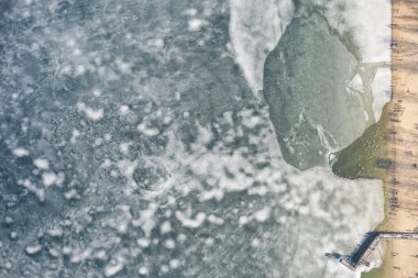 Güneşli bir günde donmuş göl, Dabrowa Gornicza 'da kış, Pogoria Gölü, Silezya, Polonya Hava İHA' sı