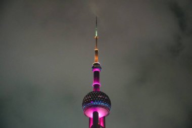 Çin 'deki Şangay şehrinde gece Asya' da hava aracı fotoğrafı