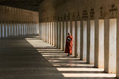 Bagan Myanmar, Burma Asya 'daki Shwezigon Pagoda Tüneli Girişinde Keşiş