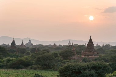 Myanmar, Burma Asya 'da gün batımı pagodas stupas ve Bagan tapınakları