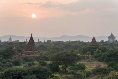 Myanmar, Burma Asya 'da gün batımı pagodas stupas ve Bagan tapınakları