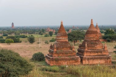 Myanmar, Burma Asya 'da gün batımı pagodas stupas ve Bagan tapınakları
