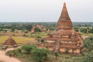 Myanmar, Burma Asya 'da gün batımı pagodas stupas ve Bagan tapınakları